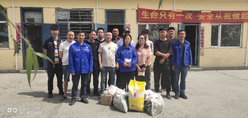 情系一线 暑期送清凉 ----记前旗工会到人生就是博(中国区)官方网站公司慰问一线员工